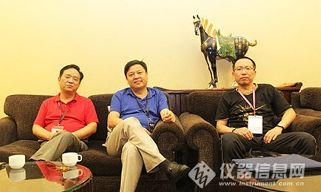 昆山市超聲儀器有限公司副總劉立人，在“專(zhuān)業(yè)教學(xué)實(shí)驗室建設”計劃項目中發(fā)表重要講話(huà)，并代表公司捐贈價(jià)值